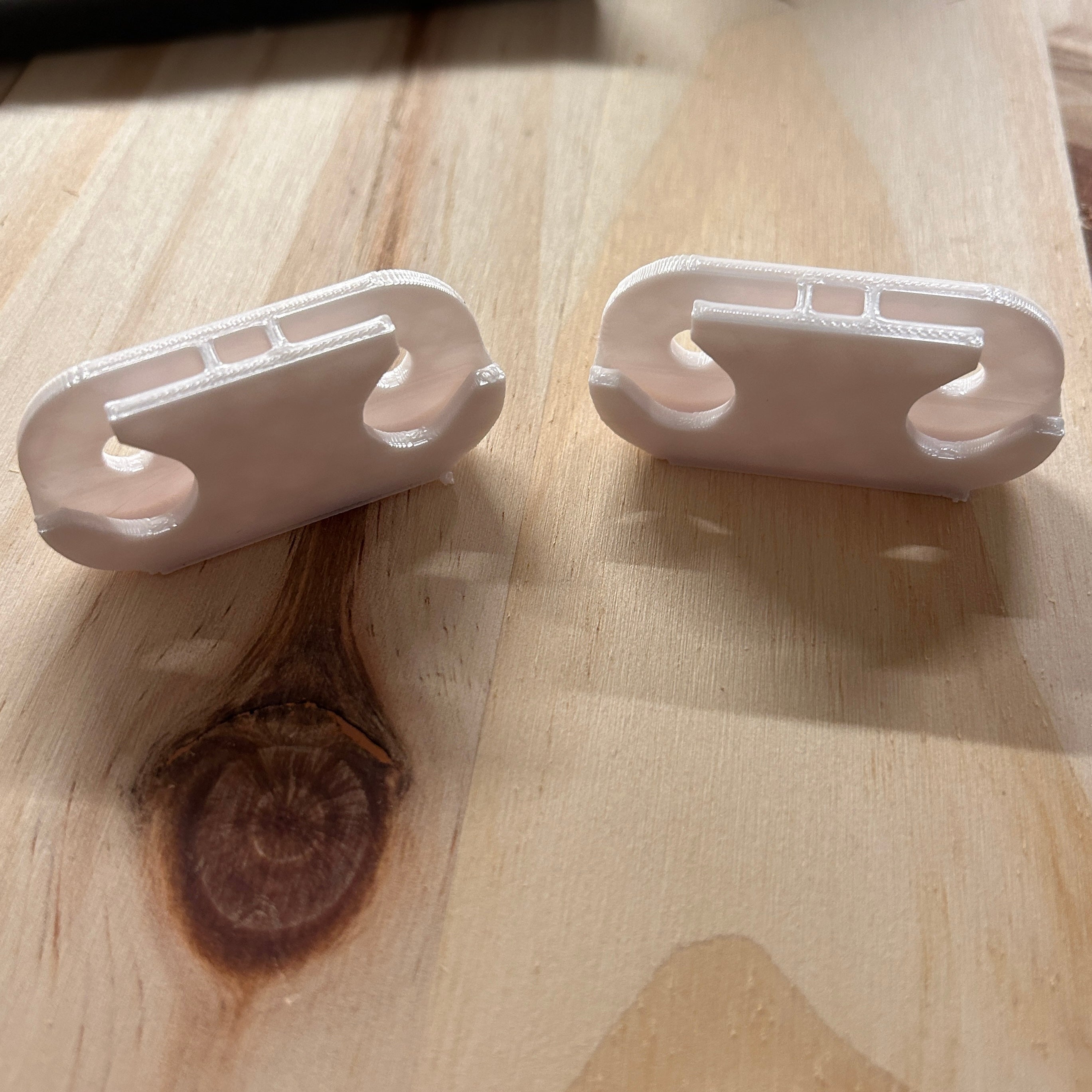 Comment réparer la charnière cassée de son meuble à chaussures IKEA (réf. PM-033938 / 110364) ?