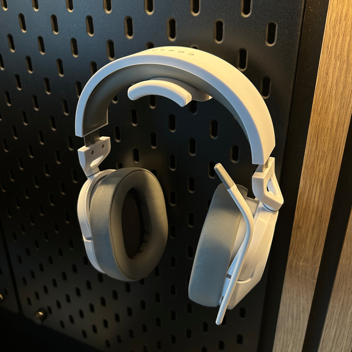 Casque gaming suspendu au support sur panneau IKEA SKÅDIS