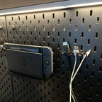 Range-câbles et support Switch installés sur panneau SKÅDIS noir