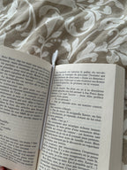 Marque-page cœur blanc glissé entre les pages d'un roman ouvert