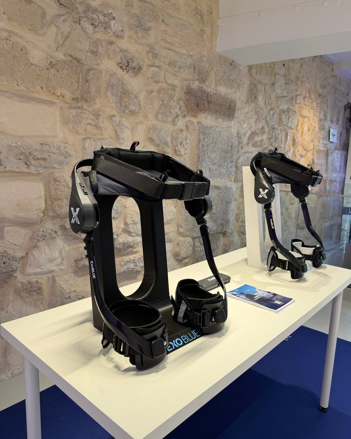 Exoblue — Présentoir d'exosquelette
