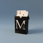Boîte de rangement noire personnalisée avec monogramme M, cartes à jouer dépassant du couvercle