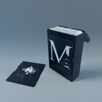 Boîte à cartes noire ouverte, couvercle gravé d'un as de pique posé à côté