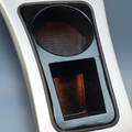 Porte-gobelet installé dans la console centrale d'une BMW E90, vue rapprochée